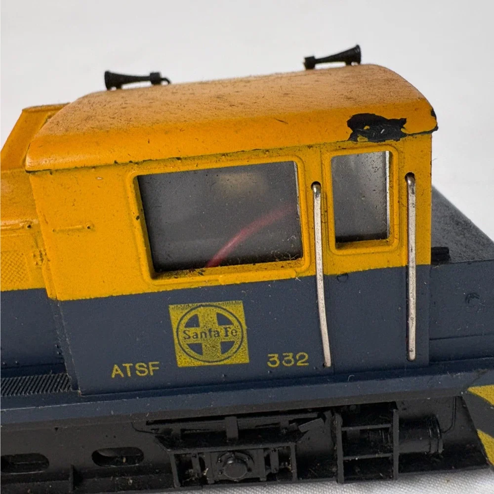 Santa Fe ATSF Switcher Diesel Locomotive 332 HO Scale Railroad Engine Untested